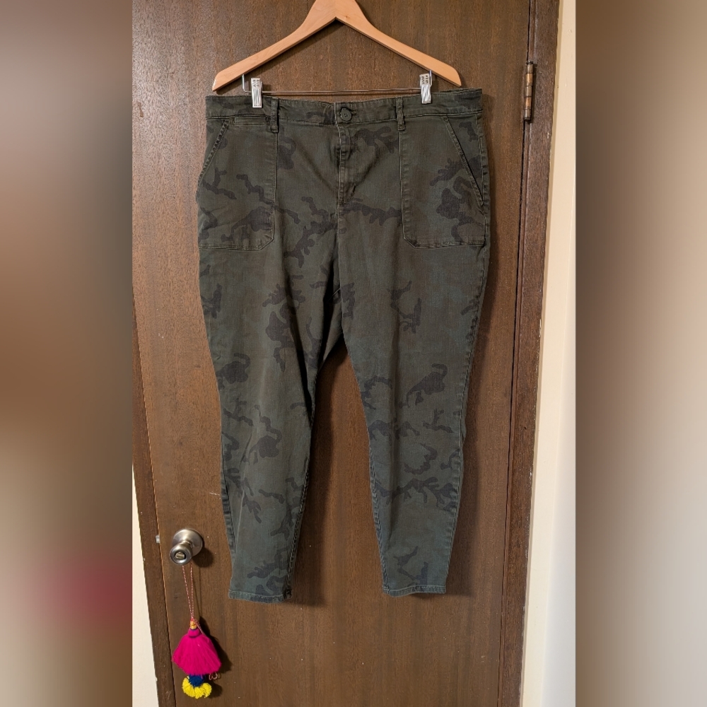 Sanctuary Olive Camouflage Ankle Pants